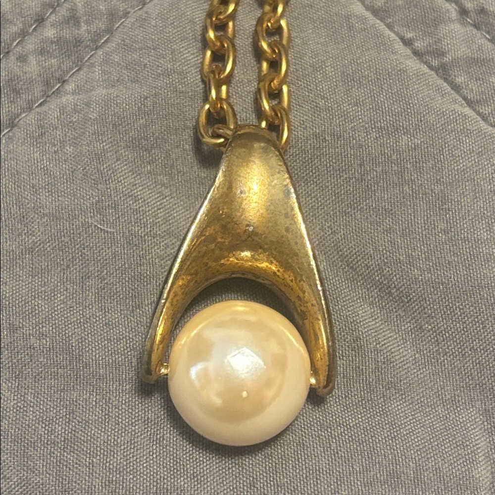 Vintage 1960’s Gold tone Pendant Necklace with Pearl Accent swivel long simple